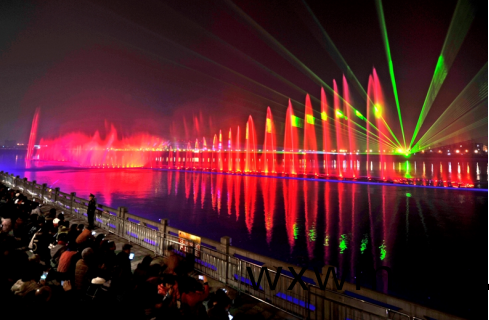 “大美江(jiang)油(you)•韻律涪江”水上音(yin)樂(le)噴泉燈(deng)光秀